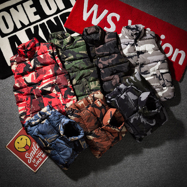 Vestă modernă pentru bărbați cu model de camuflaj în mai multe culori