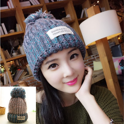 Μοντέρνο γυναικείο πυκνό καπέλο σε μερικά χρώματα