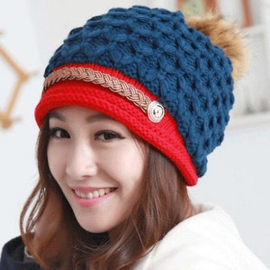 Moдерна дамска плетена шапка с декорация