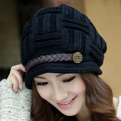 Moдерна дамска плетена шапка с декорация