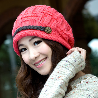 Moдерна дамска плетена шапка с декорация