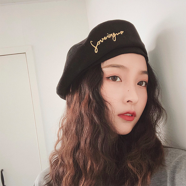 Pălărie groasă de damă elegantă cu inscripție în trei culori