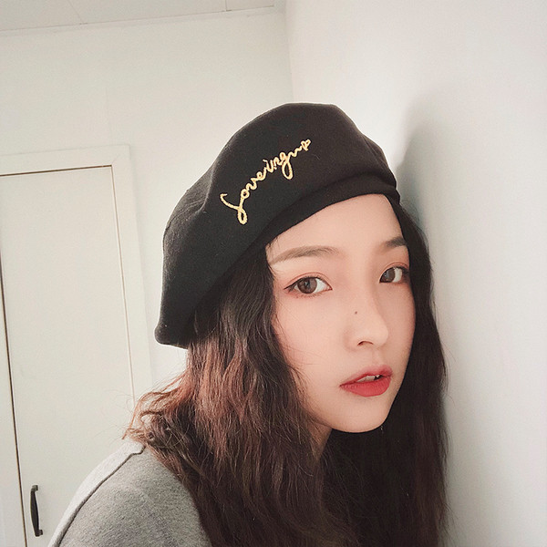 Pălărie groasă de damă elegantă cu inscripție în trei culori