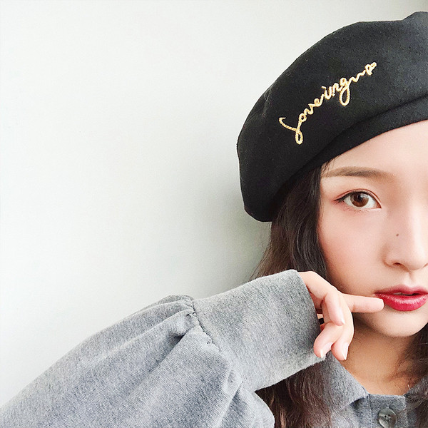 Pălărie groasă de damă elegantă cu inscripție în trei culori