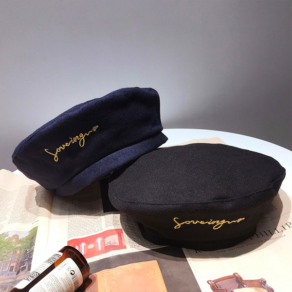 Pălărie groasă de damă elegantă cu inscripție în trei culori