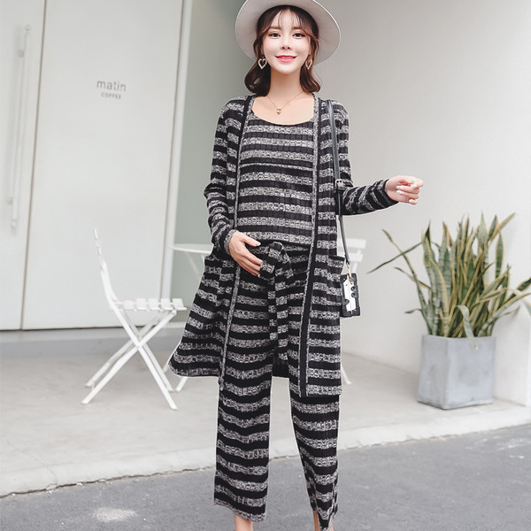 Csíkos szett várandós nők számára három részből - mellény, felső és nadrág