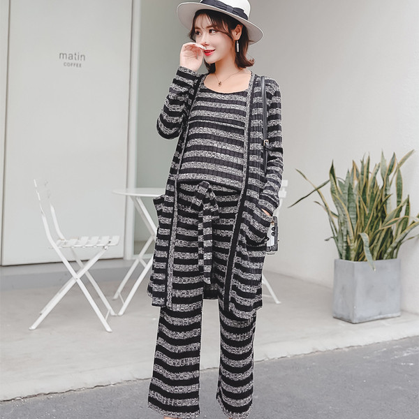 Csíkos szett várandós nők számára három részből - mellény, felső és nadrág