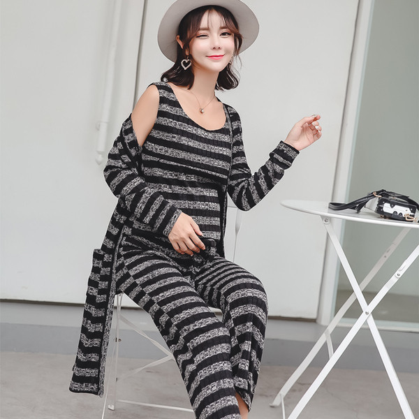 Csíkos szett várandós nők számára három részből - mellény, felső és nadrág