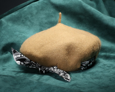 Κομψό γυναικείο καπέλο σε διάφορα χρώματα με κορδέλα