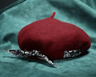 Κομψό γυναικείο καπέλο σε διάφορα χρώματα με κορδέλα