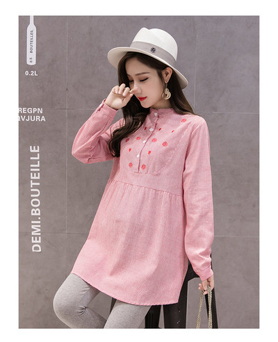 Modern ing terhes nőknek kék és rózsaszín hímzéssel és nyakkendővel