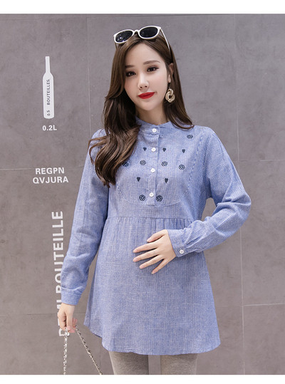 Modern ing terhes nőknek kék és rózsaszín hímzéssel és nyakkendővel