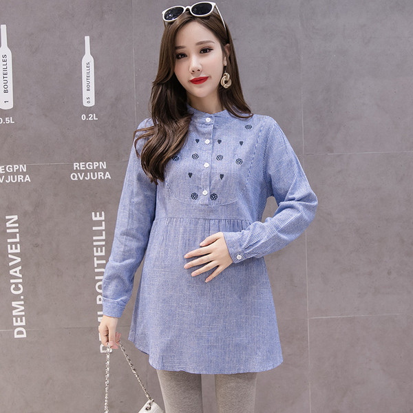 Modern ing terhes nőknek kék és rózsaszín hímzéssel és nyakkendővel