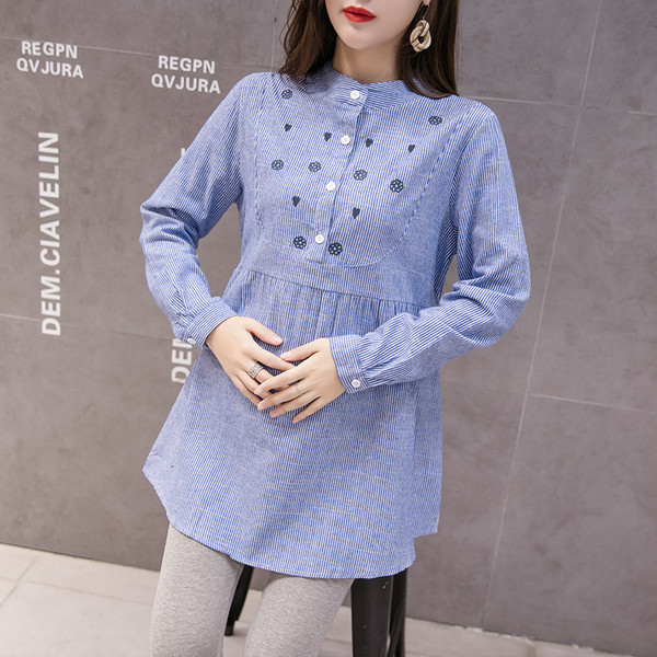 Modern ing terhes nőknek kék és rózsaszín hímzéssel és nyakkendővel