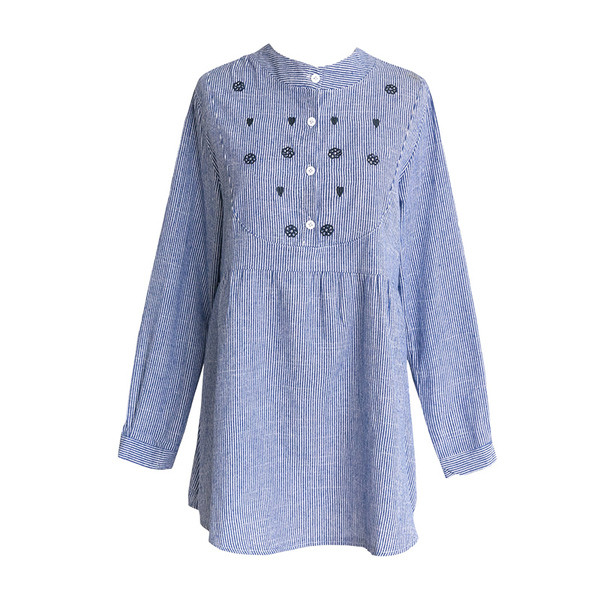 Modern ing terhes nőknek kék és rózsaszín hímzéssel és nyakkendővel