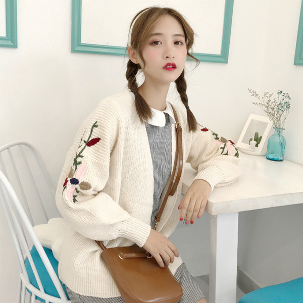 Дамска плътна жилетка в бял цвят