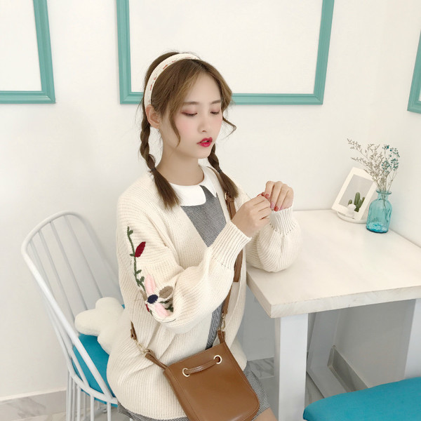 Дамска плътна жилетка в бял цвят