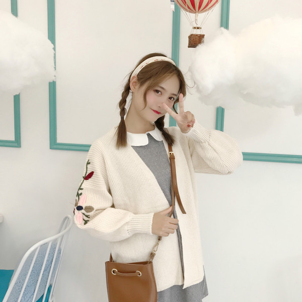 Дамска плътна жилетка в бял цвят