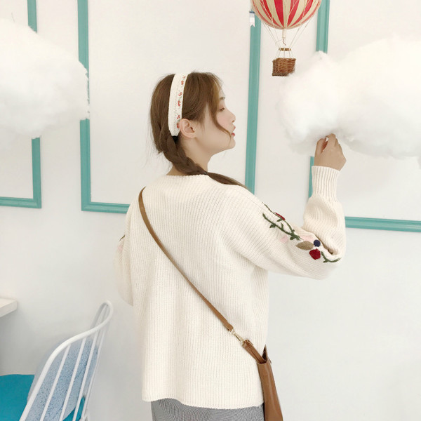 Дамска плътна жилетка в бял цвят