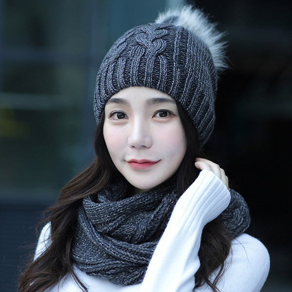 Pălărie modernă de iarnă pentru femei cu puf în cinci culori