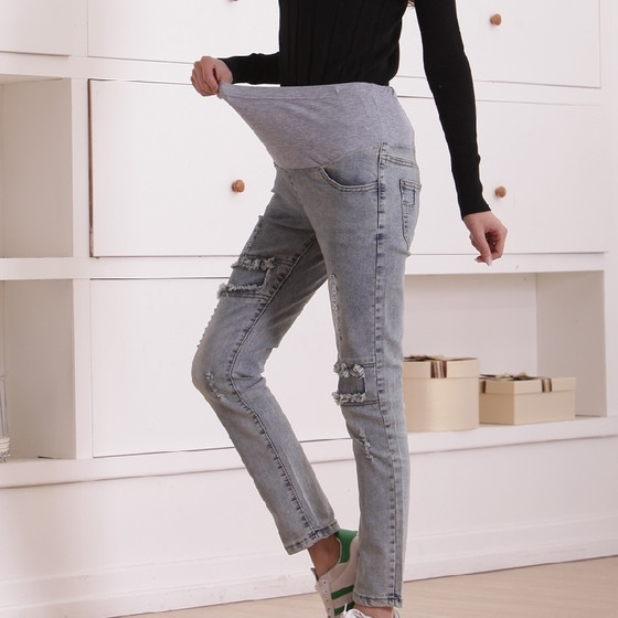 Модерни дънки за бременни жени с кръпки в сив цвят