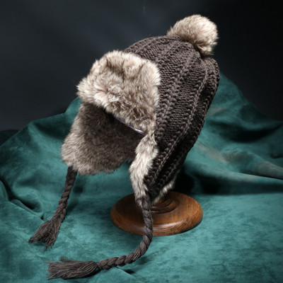 Καθημερινή κυρία χειμωνιάτικα καπέλα με χνούδι και φούντες