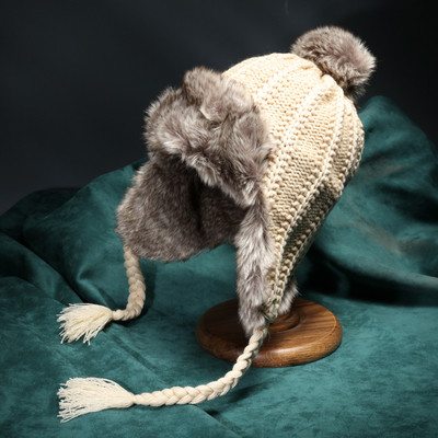 Καθημερινή κυρία χειμωνιάτικα καπέλα με χνούδι και φούντες