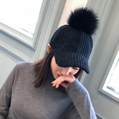 Дамска шапка с козирка и пух в няколко цвята