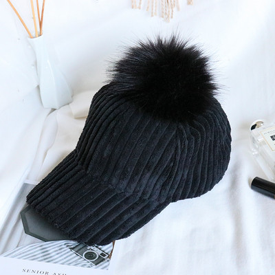 Дамска шапка с козирка и пух в няколко цвята