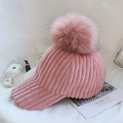 Дамска шапка с козирка и пух в няколко цвята