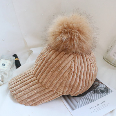 Дамска шапка с козирка и пух в няколко цвята