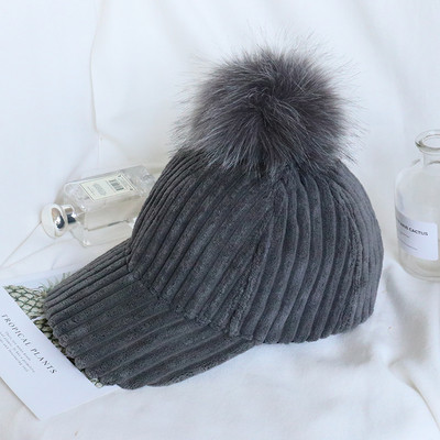 Дамска шапка с козирка и пух в няколко цвята