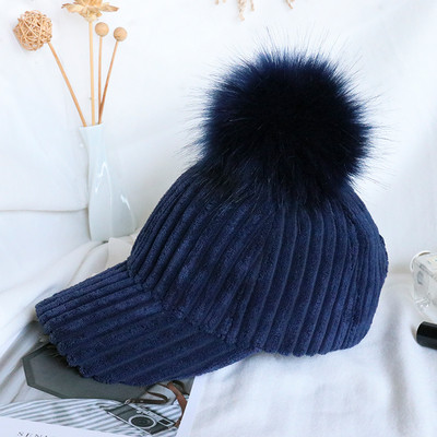 Дамска шапка с козирка и пух в няколко цвята