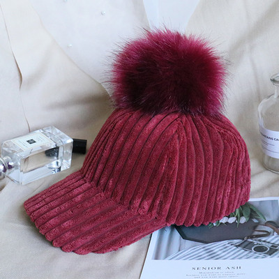 Дамска шапка с козирка и пух в няколко цвята