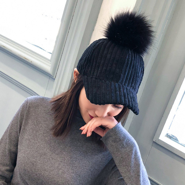 Дамска шапка с козирка и пух в няколко цвята