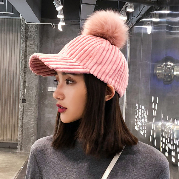 Дамска шапка с козирка и пух в няколко цвята