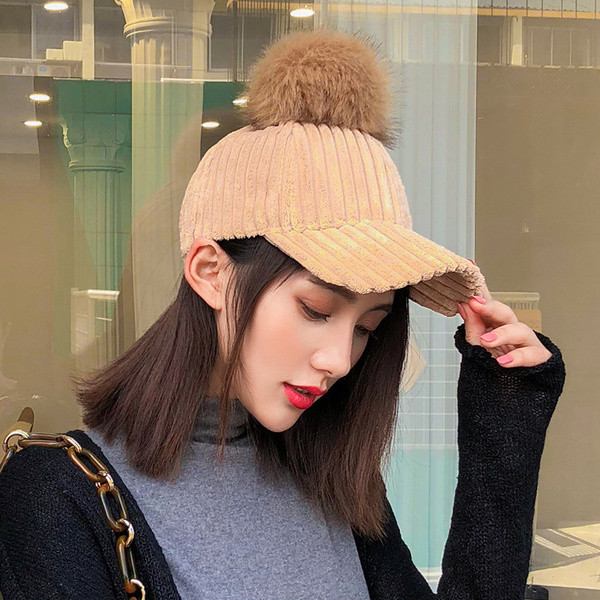 Дамска шапка с козирка и пух в няколко цвята