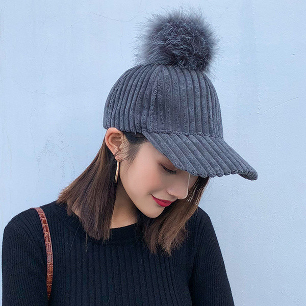 Дамска шапка с козирка и пух в няколко цвята