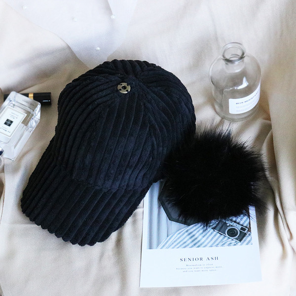 Дамска шапка с козирка и пух в няколко цвята