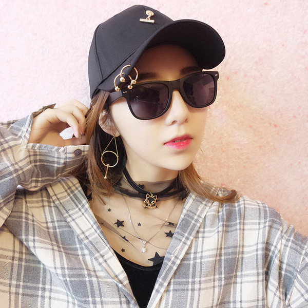 Μοντέρνο γυναικείο καπέλο με μεταλλικά στοιχεία σε διάφορα χρώματα