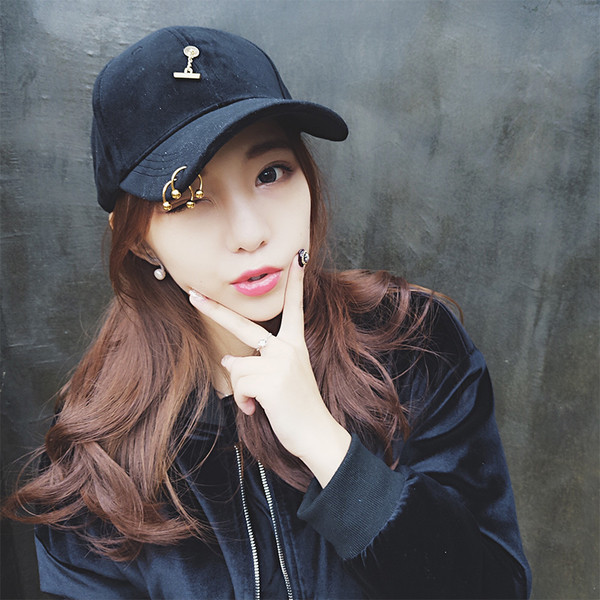 Μοντέρνο γυναικείο καπέλο με μεταλλικά στοιχεία σε διάφορα χρώματα