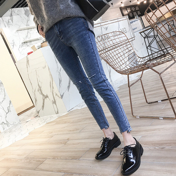 Модерни дънки за бременни жени в син цвят с разкъсани мотиви