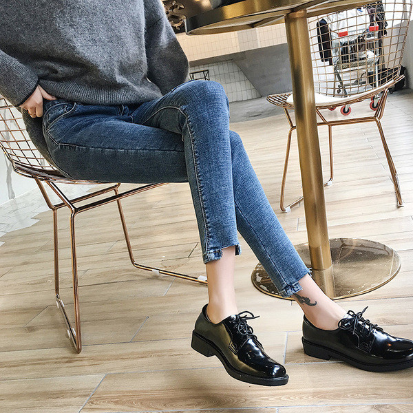 Модерни дънки за бременни жени в син цвят с разкъсани мотиви