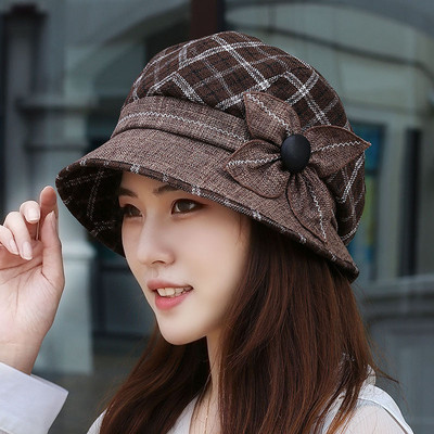 Модерна дамска карирана шапка с 3D елемент