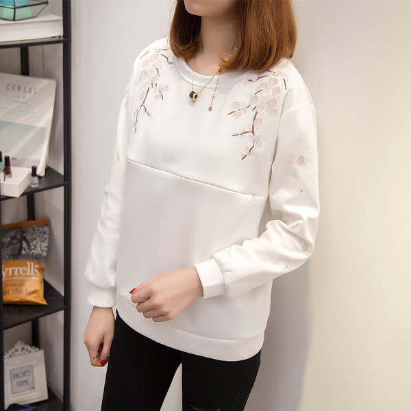 Модерна блуза за бременни жени с флорална бродерия в два цвята