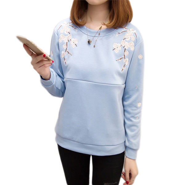 Модерна блуза за бременни жени с флорална бродерия в два цвята