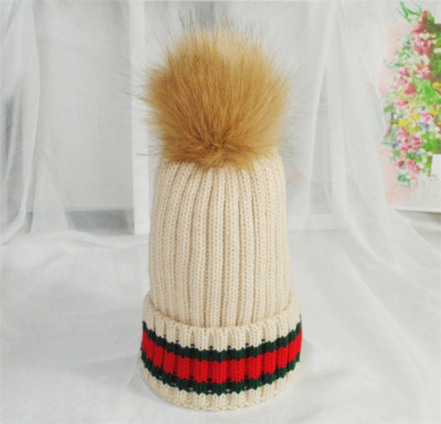 Дамска зимна шапка с пух - седем цвята