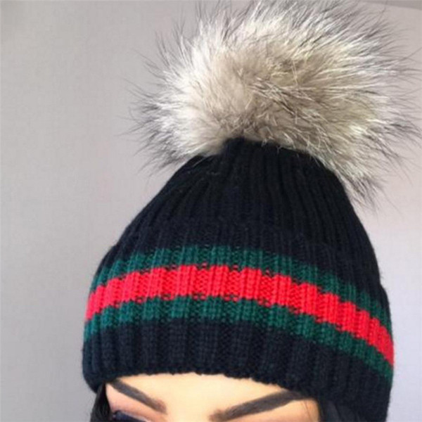 Дамска зимна шапка с пух - седем цвята