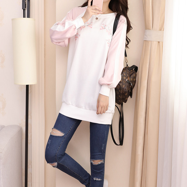 Ежедневен суичър за бременни жени с бродерия в два цвята