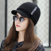 Небрежна дамска шапка с надпис в няколко цвята